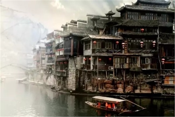 鳳凰古城、晚會、矮寨大橋、魔鬼玻璃棧道、墨戎苗寨汽車兩日游