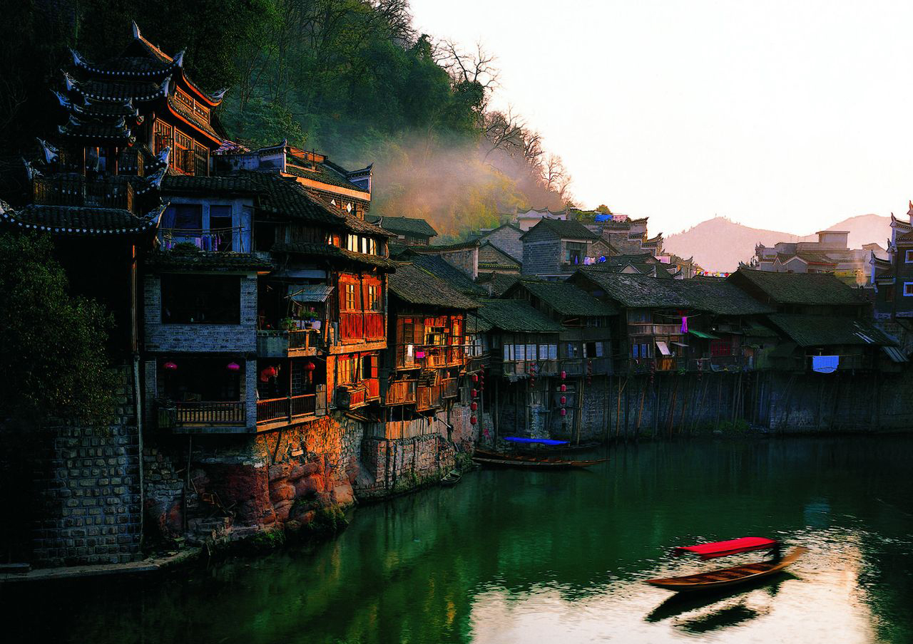 C玻璃橋、天門仙山、夯吾苗寨、鳳凰古城“神秘湘西之旅” 品質(zhì)純玩2晚3日游